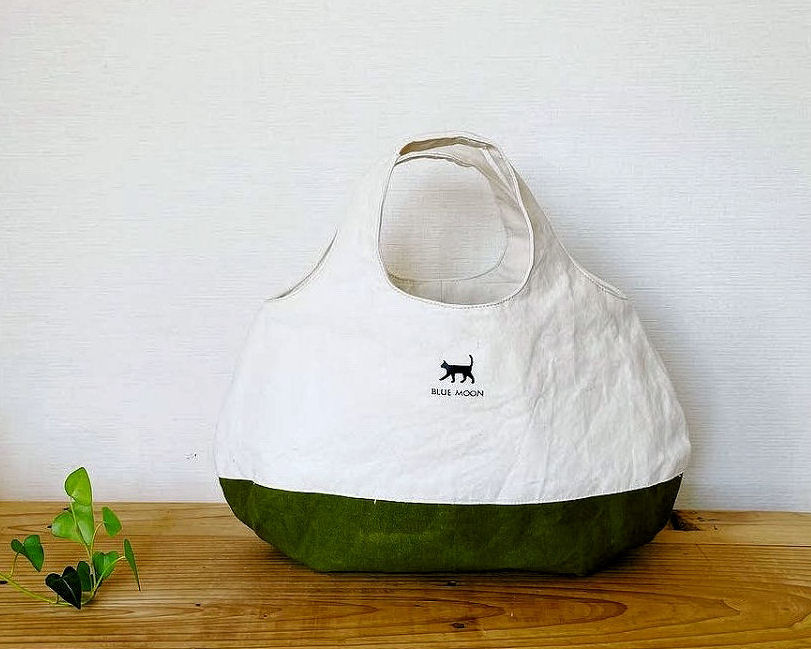 クロネコをプリントした海の月puka2号